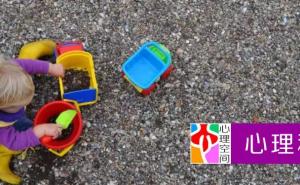 假扮的游戏不利于儿童早期发展，儿童需要生活中的游戏